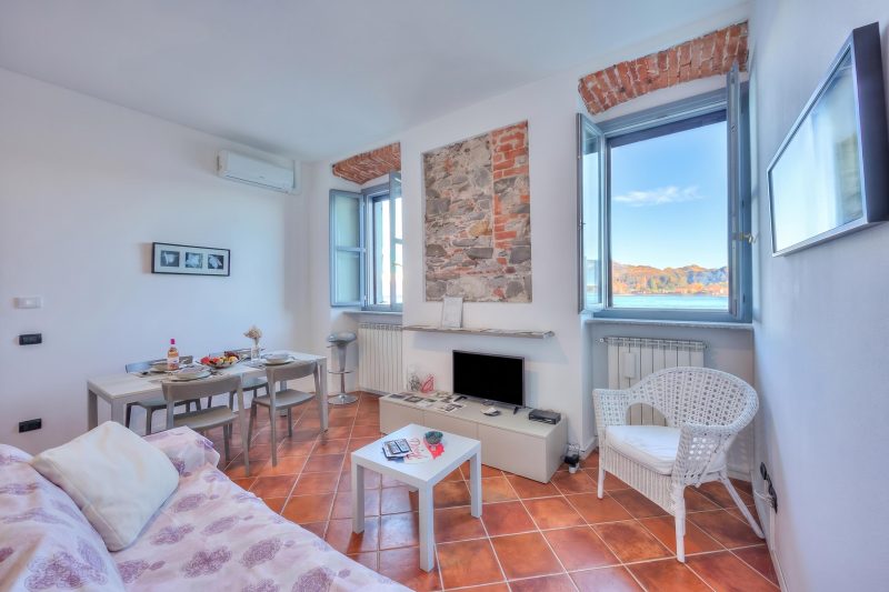 Incanto Sul Lago: Arona Lakefront Apartment with A/C