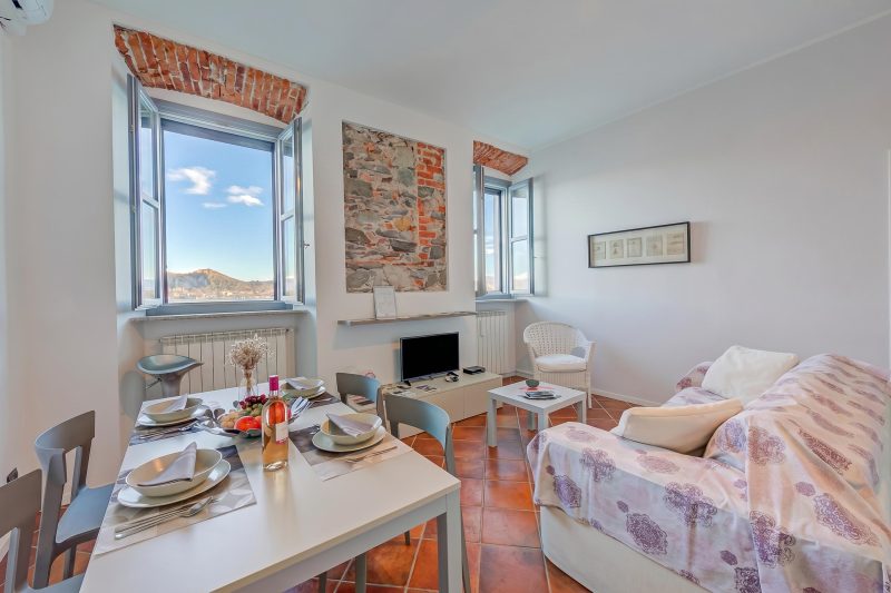 Incanto Sul Lago: Arona Lakefront Apartment with A/C