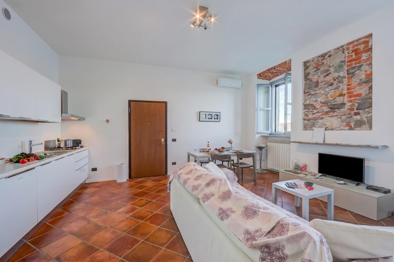 Incanto Sul Lago: Arona Lakefront Apartment with A/C