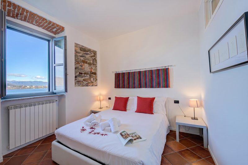 Incanto Sul Lago: Arona Lakefront Apartment with A/C