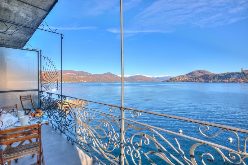 Lago Magico Pied Dans L' Eau with Balcony
