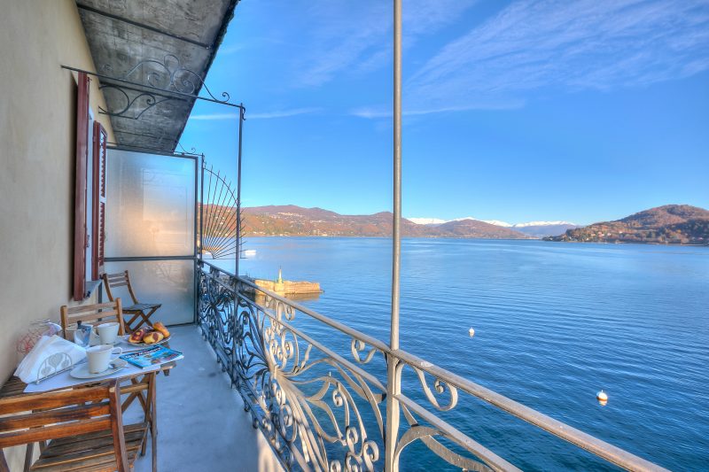 Lago Magico Pied Dans L' Eau with Balcony