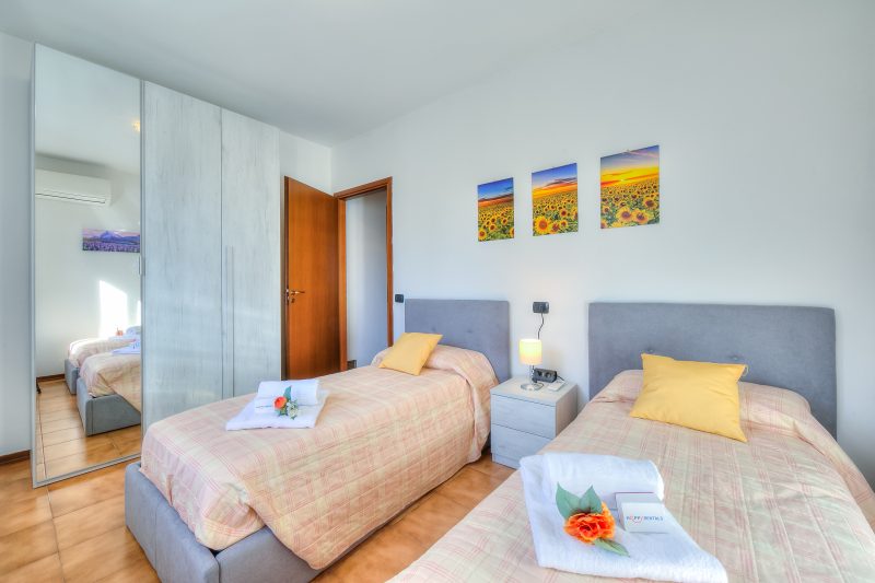 Cedar House Villa in Angera - Garden& BBQ
