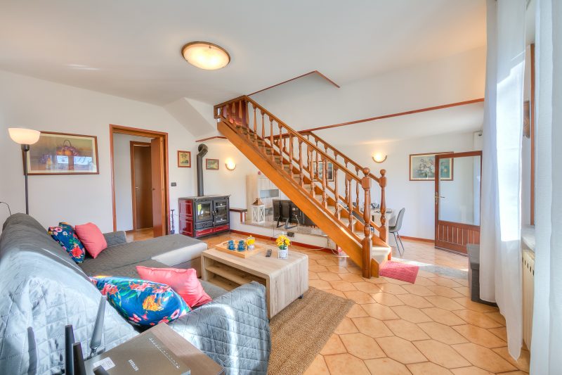 Cedar House Villa in Angera - Garden& BBQ