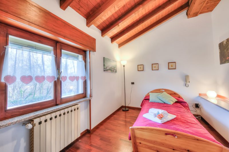 Cedar House Villa in Angera - Garden& BBQ
