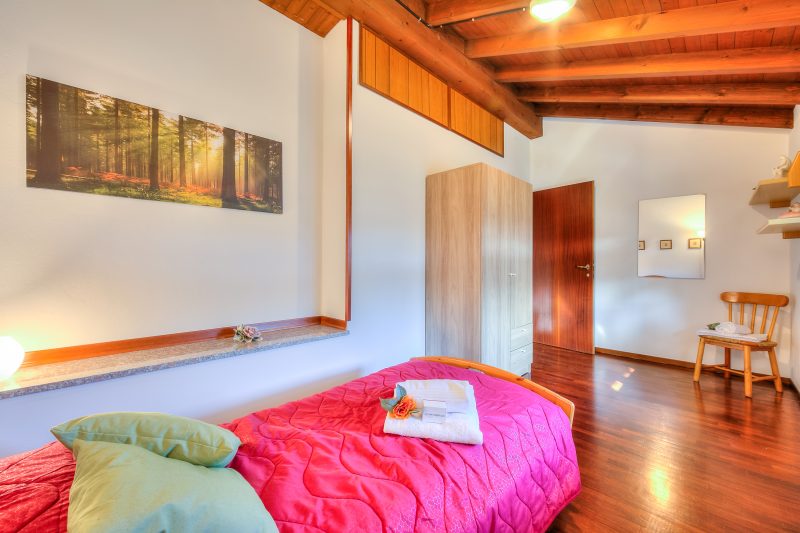 Cedar House Villa in Angera - Garden& BBQ