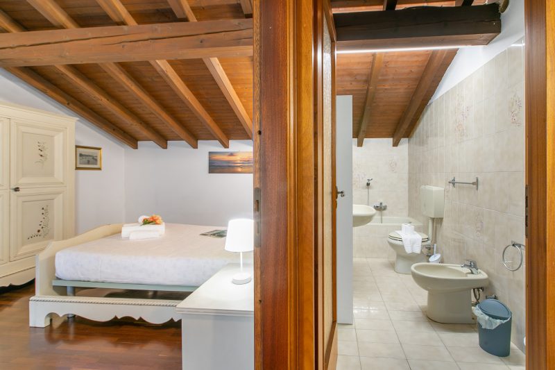 Cedar House Villa in Angera - Garden& BBQ