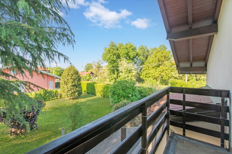 Cedar House Villa in Angera - Garden& BBQ