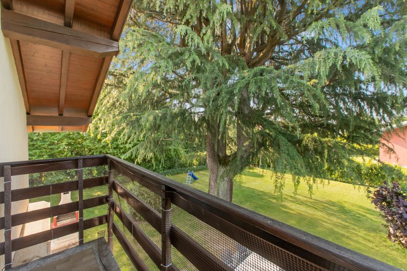 Cedar House Villa in Angera - Garden& BBQ