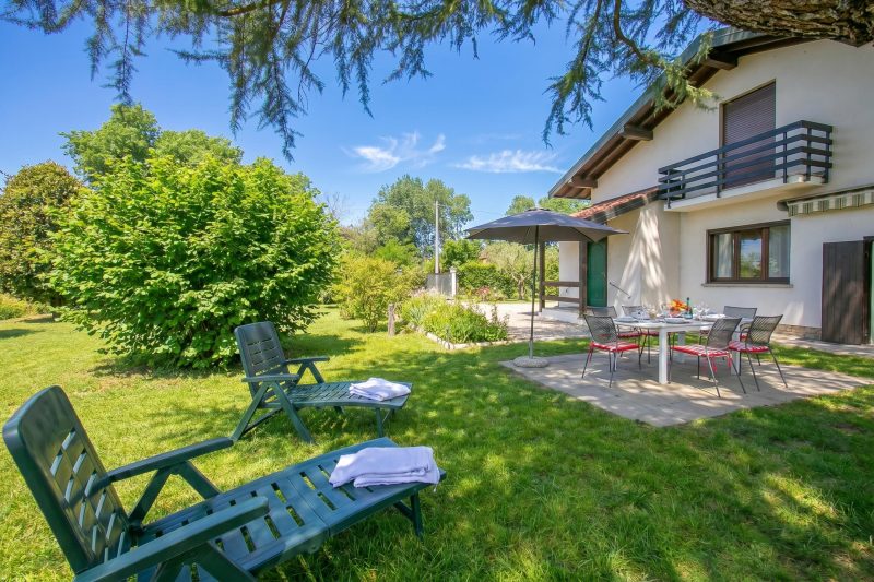 Cedar House Villa in Angera - Garden& BBQ