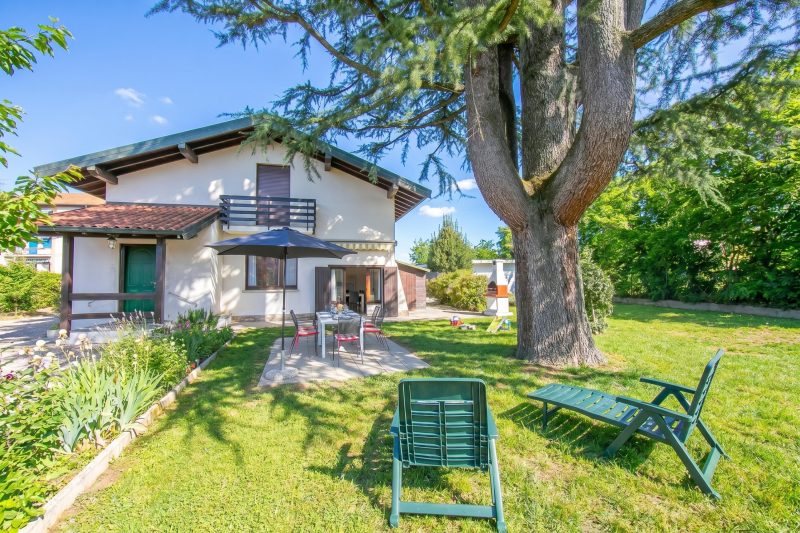 Cedar House Villa in Angera - Garden& BBQ