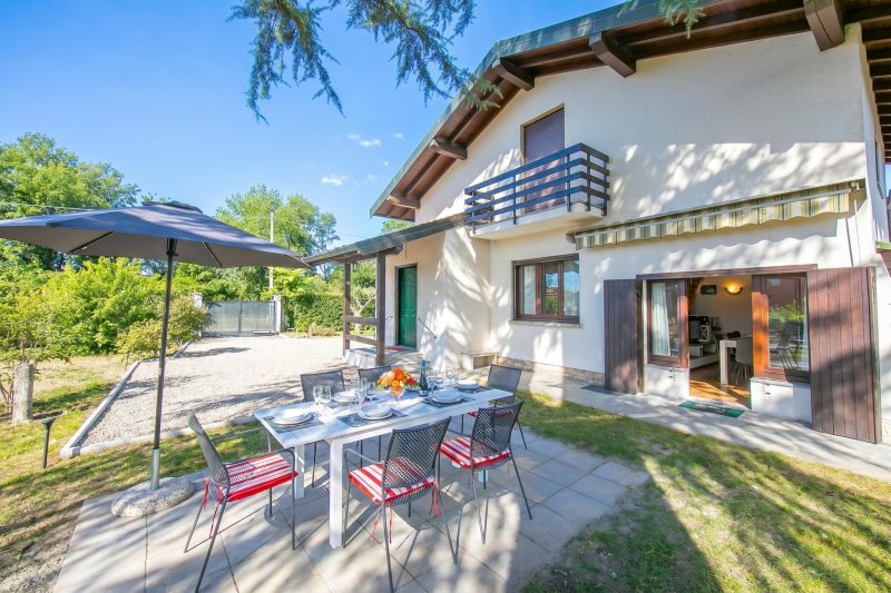 Cedar House Villa in Angera - Garden& BBQ