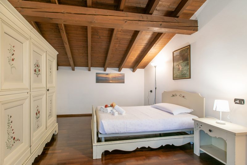 Cedar House Villa in Angera - Garden& BBQ