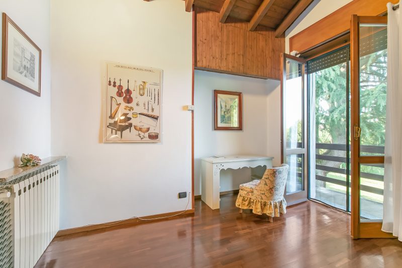 Cedar House Villa in Angera - Garden& BBQ