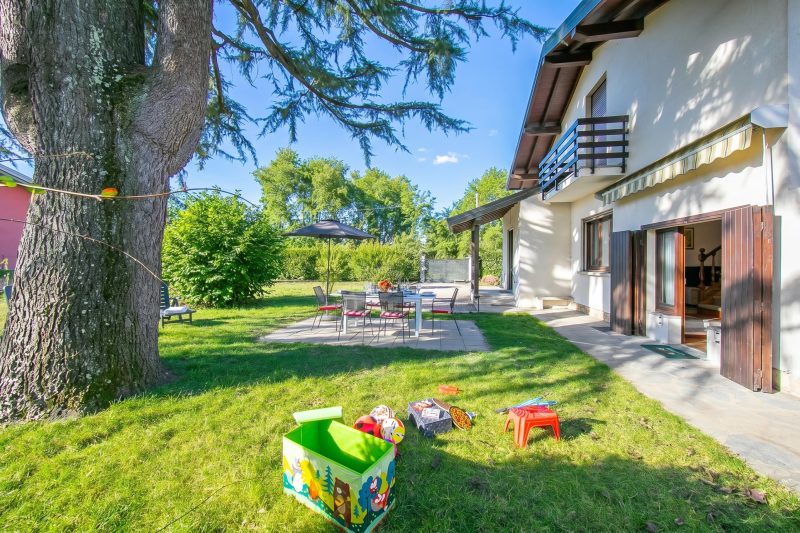 Cedar House Villa in Angera - Garden& BBQ