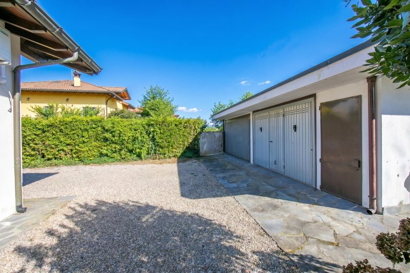 Cedar House Villa in Angera - Garden& BBQ