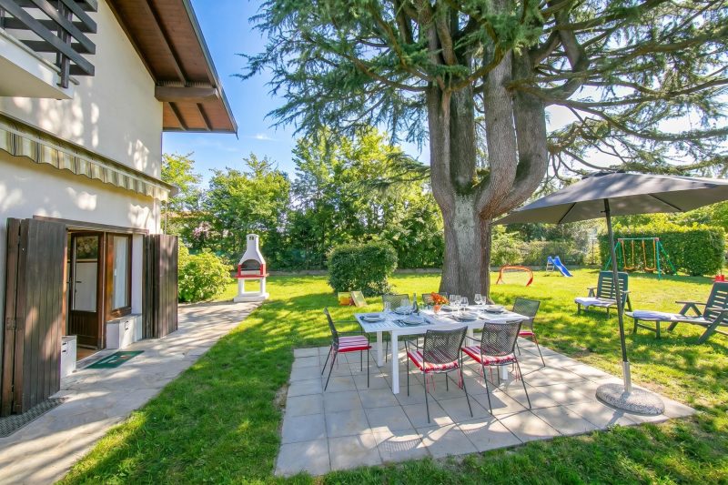 Cedar House Villa in Angera - Garden& BBQ