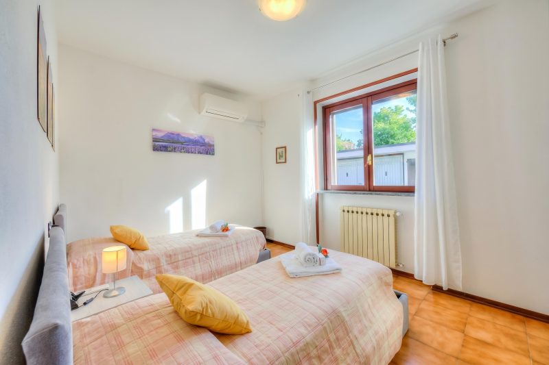 Cedar House Villa in Angera - Garden& BBQ