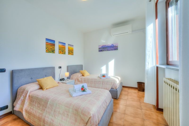 Cedar House Villa in Angera - Garden& BBQ