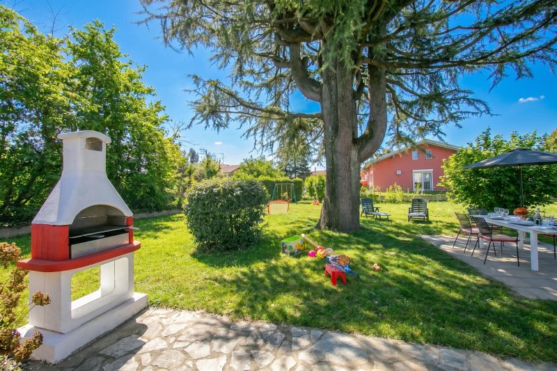 Cedar House Villa in Angera - Garden& BBQ