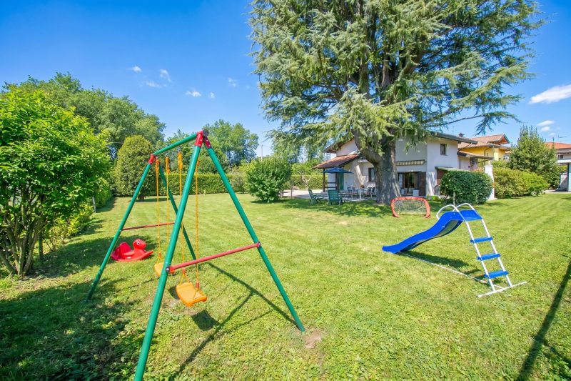 Cedar House Villa in Angera - Garden& BBQ