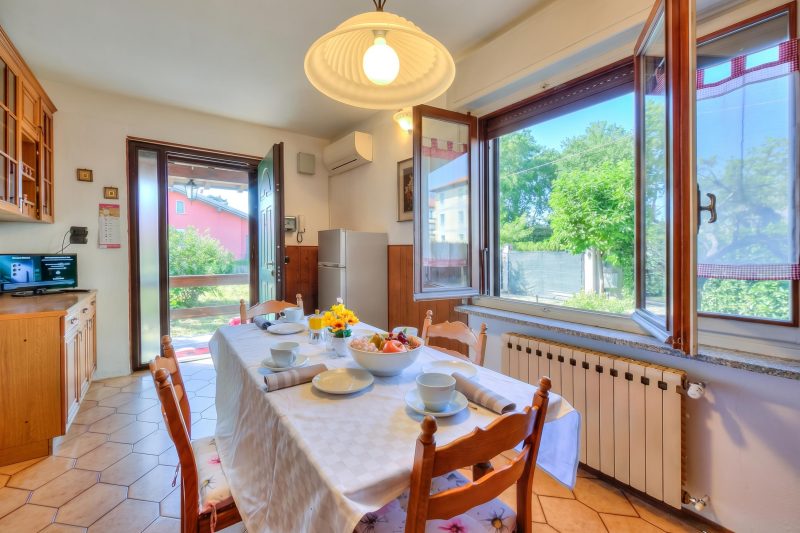 Cedar House Villa in Angera - Garden& BBQ