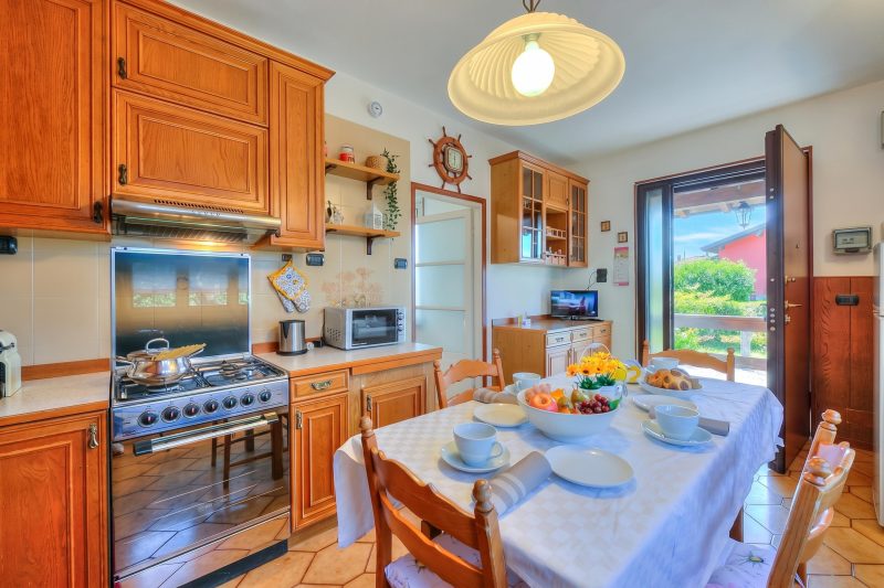Cedar House Villa in Angera - Garden& BBQ