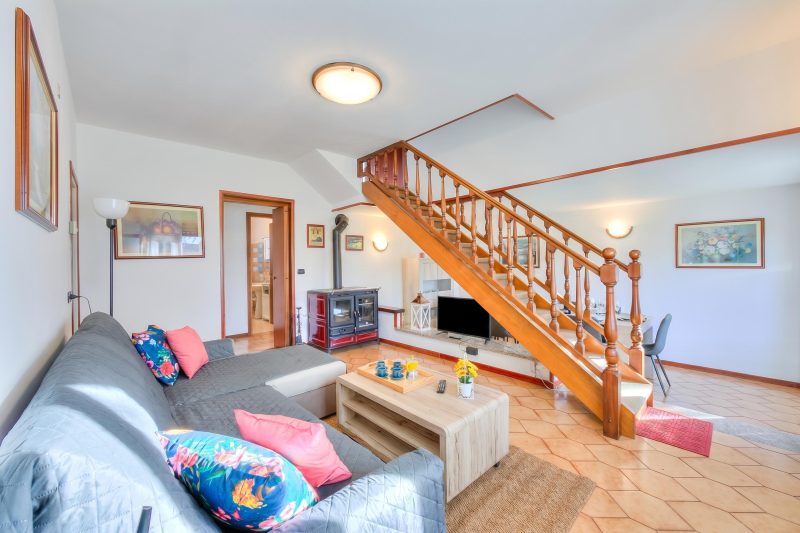 Cedar House Villa in Angera - Garden& BBQ
