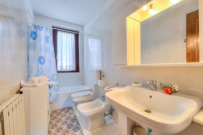 Laura's Cozy Apartment: with Balcony, Lift, Parking in Stresa Centre
