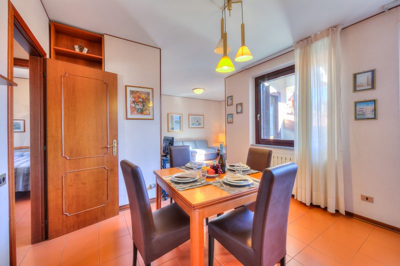 Laura's Cozy Apartment: with Balcony, Lift, Parking in Stresa Centre