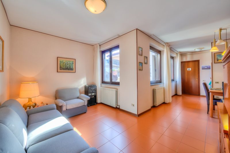 Laura's Cozy Apartment: with Balcony, Lift, Parking in Stresa Centre