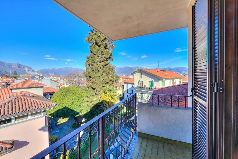 Laura's Cozy Apartment: with Balcony, Lift, Parking in Stresa Centre