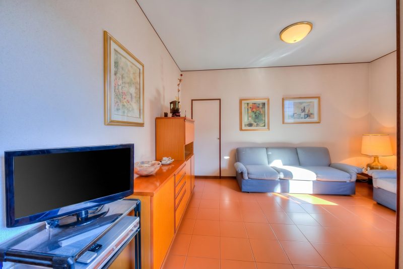 Laura's Cozy Apartment: with Balcony, Lift, Parking in Stresa Centre