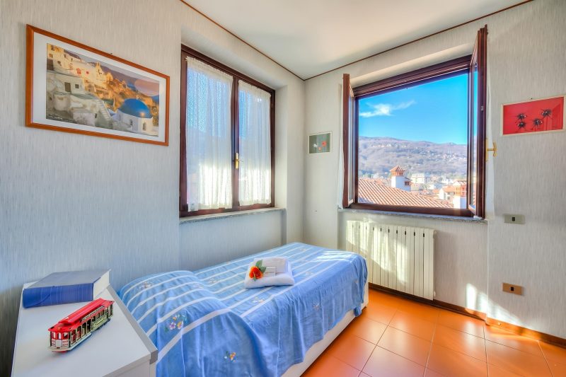 Laura's Cozy Apartment: with Balcony, Lift, Parking in Stresa Centre