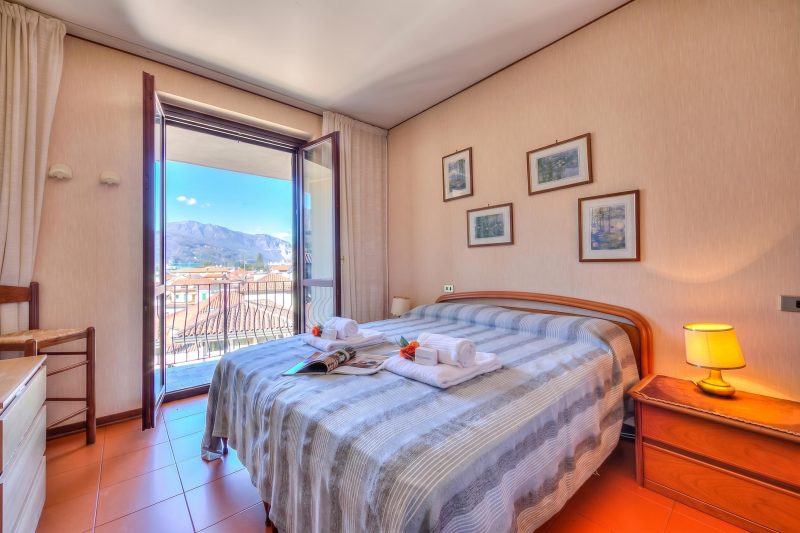 Laura's Cozy Apartment: with Balcony, Lift, Parking in Stresa Centre