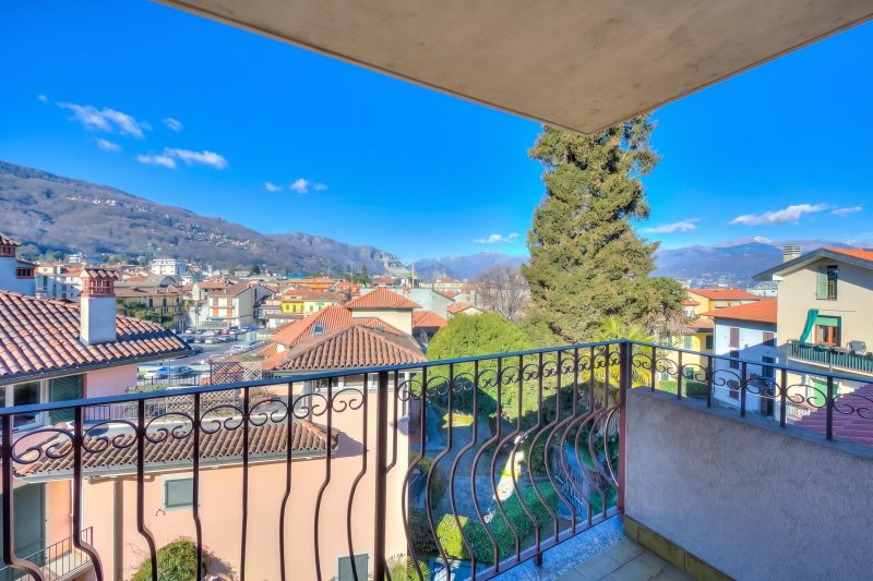 Laura's Cozy Apartment: with Balcony, Lift, Parking in Stresa Centre