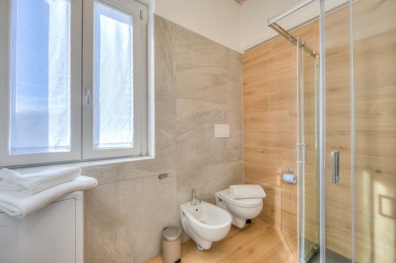 Sunflower Terrace: Duplex for 4, Walk to Lake + Parking