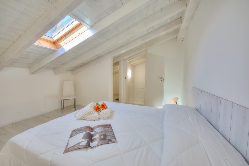 Sunflower Terrace: Duplex for 4, Walk to Lake + Parking