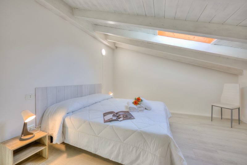 Sunflower Terrace: Duplex for 4, Walk to Lake + Parking