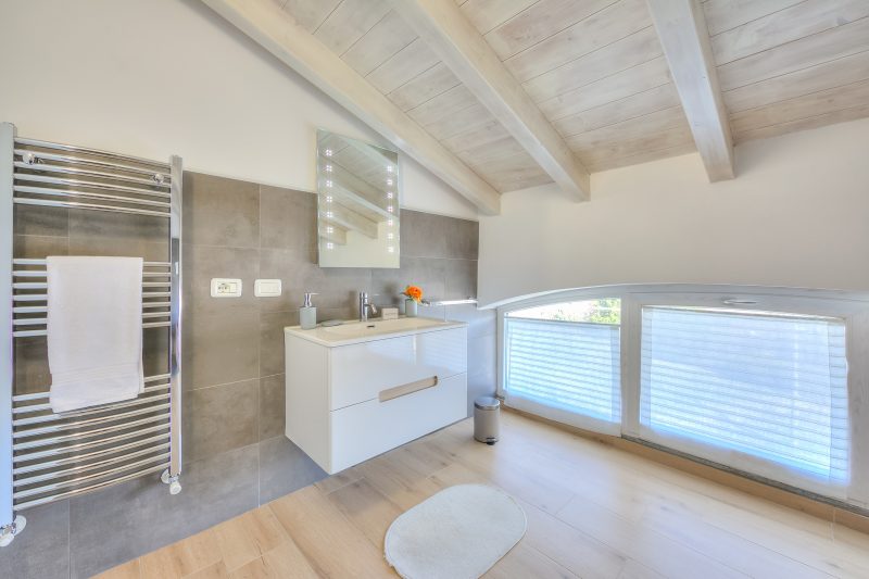 Sunflower Terrace: Duplex for 4, Walk to Lake + Parking
