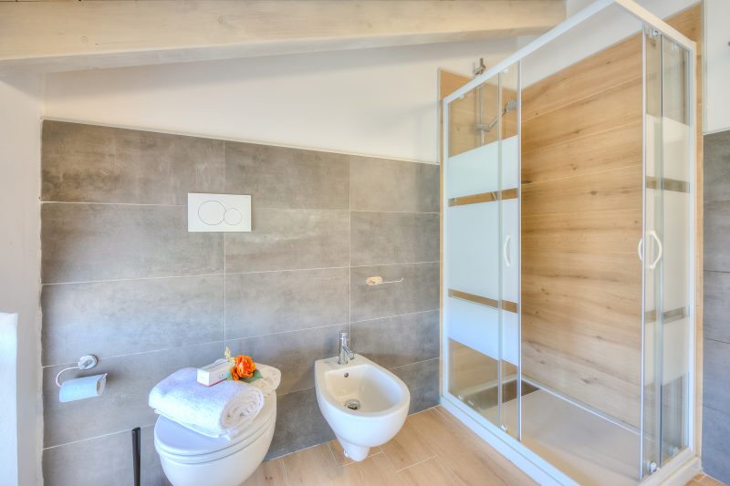 Sunflower Terrace: Duplex for 4, Walk to Lake + Parking