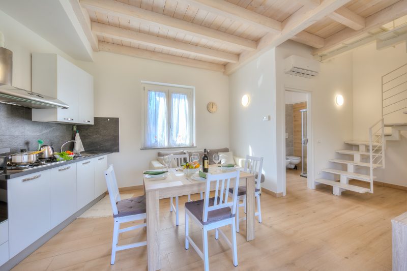 Sunflower Terrace: Duplex for 4, Walk to Lake + Parking