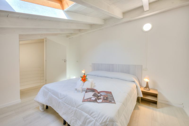 Sunflower Terrace: Duplex for 4, Walk to Lake + Parking