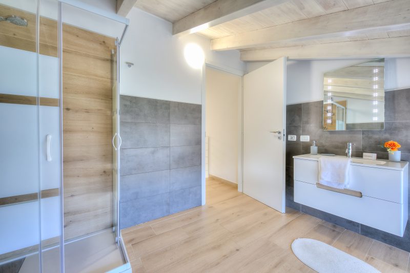 Sunflower Terrace: Duplex for 4, Walk to Lake + Parking