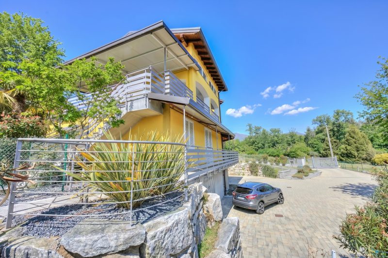 Sunflower Terrace: Duplex for 4, Walk to Lake + Parking