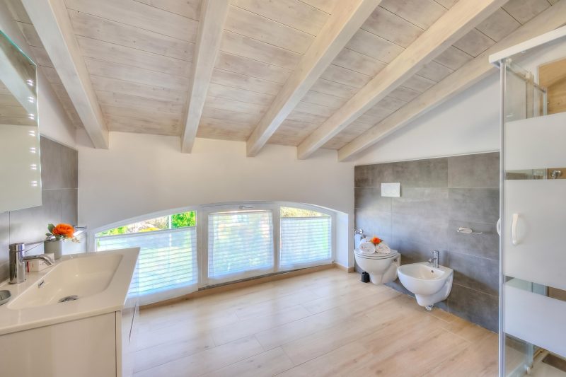 Sunflower Terrace: Duplex for 4, Walk to Lake + Parking