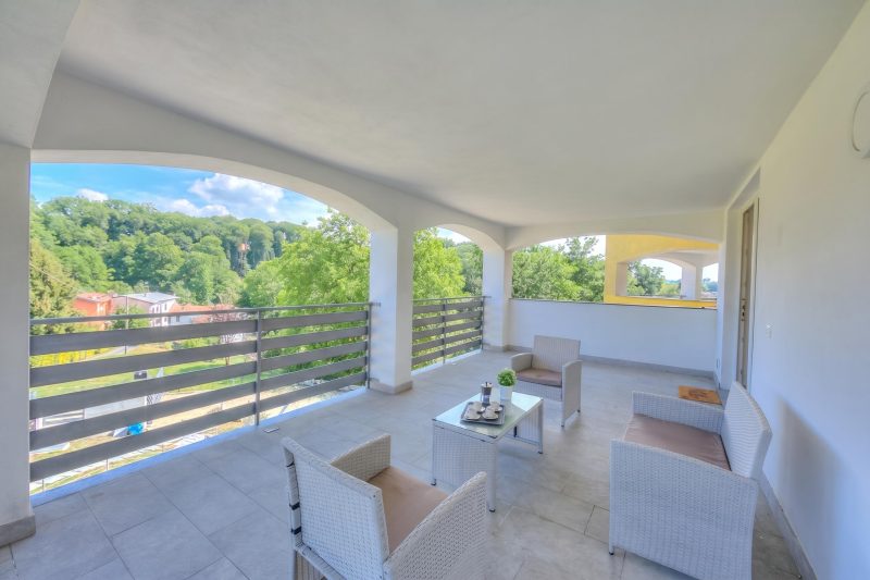 Sunflower Terrace: Duplex for 4, Walk to Lake + Parking