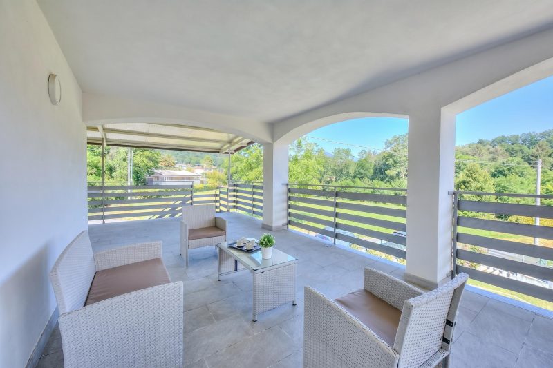 Sunflower Terrace: Duplex for 4, Walk to Lake + Parking