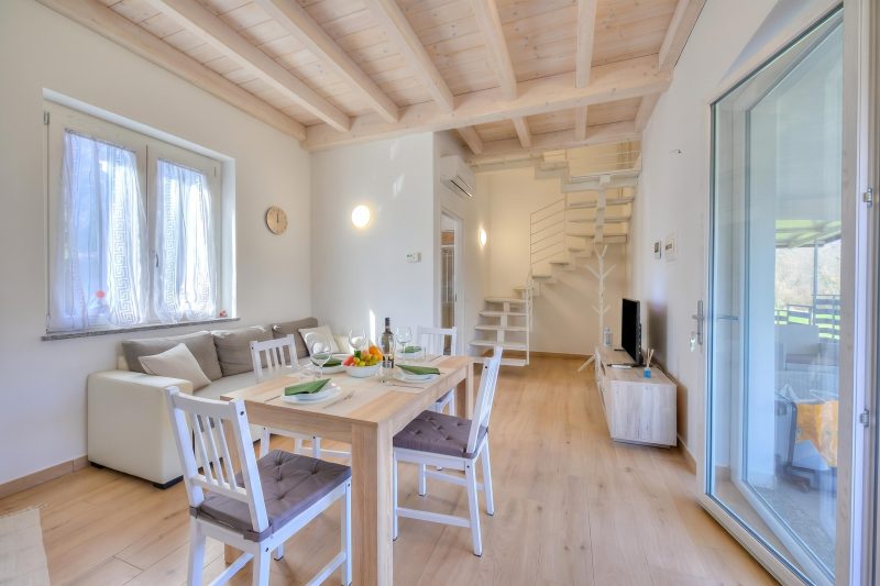 Sunflower Terrace: Duplex for 4, Walk to Lake + Parking
