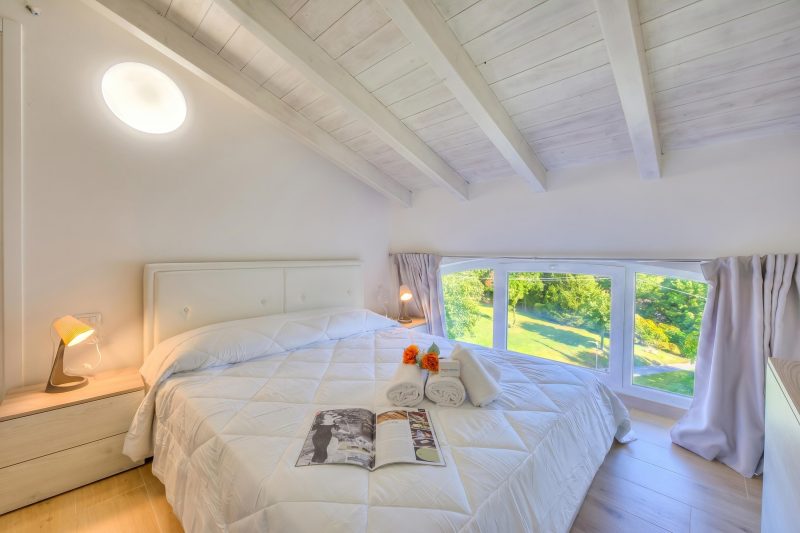 Sunflower Terrace: Duplex for 4, Walk to Lake + Parking